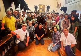 Los miembros de la Asociación Taurina Jaraíz en el museo con otros visitantes.