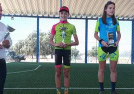 Alberto Parra Alegre, en el podio, con el trofeo de subcampeón alevín masculino.