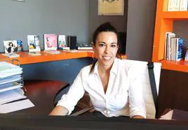 Isabel Mérida en la correduría en la que trabaja.
