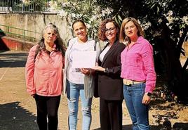 Entrega del dinero a las representantes de la asociación por parte del instituto.