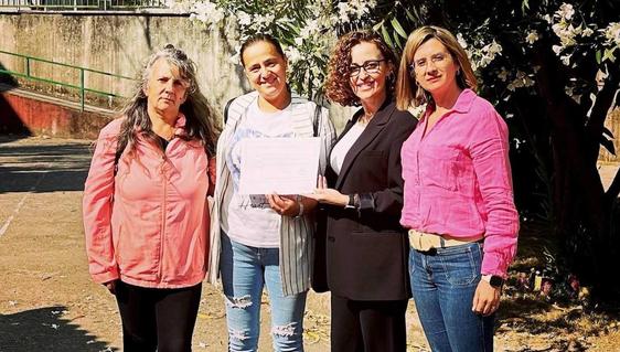El instituto entrega la recaudación de un mercadillo a Adopta Mascotas Jaraíz