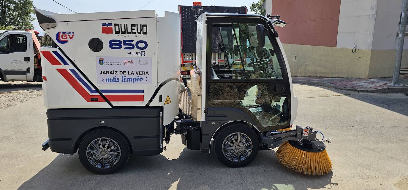 El servicio municipal de limpieza se refuerza con una máquina barredora