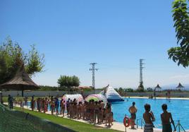 Actividades acuáticas en la piscina de dimensiones olímpicas del polideportivo municipal.