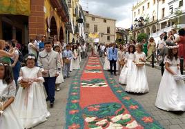 Procesión del Corpus el padado año por la Plaza Mayor, con el pavimento decorado.