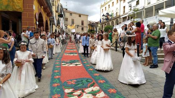 Más de un centenar de vecinos trabajan para dar realce a la festividad del Corpus