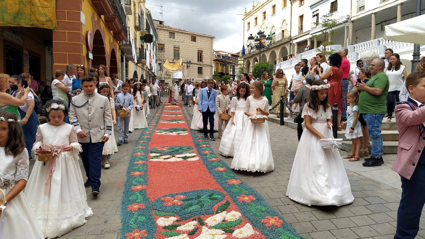 Procesión del Corpus el padado año por la Plaza Mayor, con el pavimento decorado.