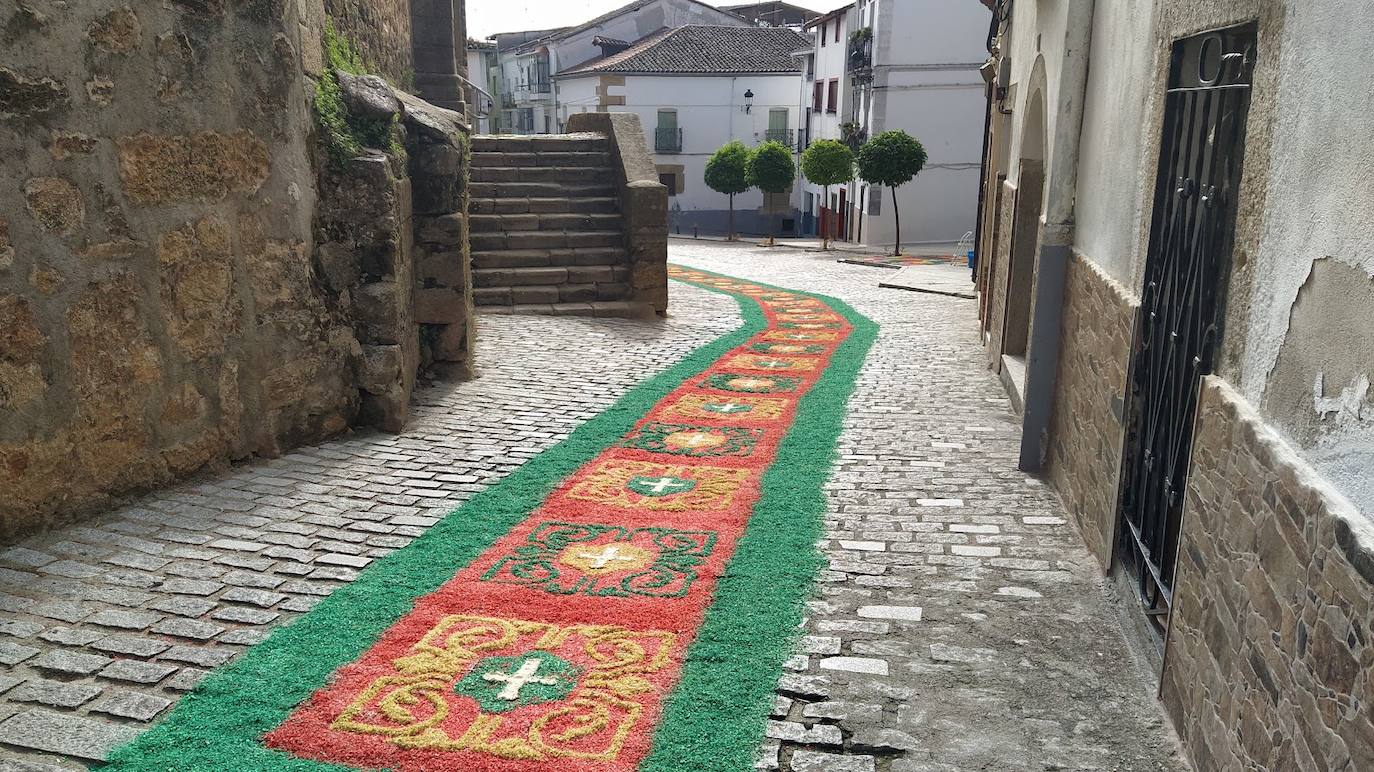 La Crucera de Santa María luce una alfombra multicolor con motivos del Corpus.