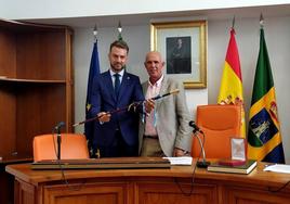 Luis Miguel Núñez recibe el bastón de mando de manos de Rufo Sánchez, el concejal de más edad que ha presidido el pleno constituyente del Ayuntamiento.