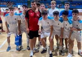 el Publijaime-Calle Nueva con el trofeo de subcampeón cadete de las 24 horas de fútbol sala de Navalmoral de la Mata.