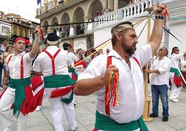 Los bailadores trenzando el cordón en la Plaza Mayor.
