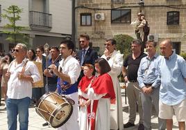 El tamborilero y flautista dando los acordes para las danzas.