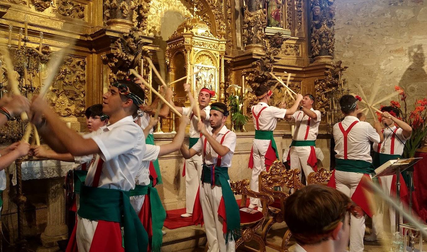 Una de las piezas del repertorio de los bailaores: la danza de los palitroques.