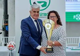 Pedro Rocha, presidente de la FexF, entrega el trofeo a la presidenta del Jaraíz, Ana Isabel Paniagua.