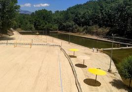 El Lago acondicionado para el fútbol playa y para el baño.