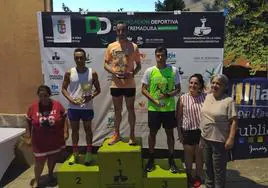 Ángel Luis en lo más alto del podio de Torremenga, en la entrega de trofeos, rodeado por el equipo de gobierno municipal de la localidad.