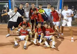 Los jugadores y entrenador de Publijaime Jaraíz con el trofeo de campeones juveniles de las 24 horas de fútbol sala de Jarandilla.