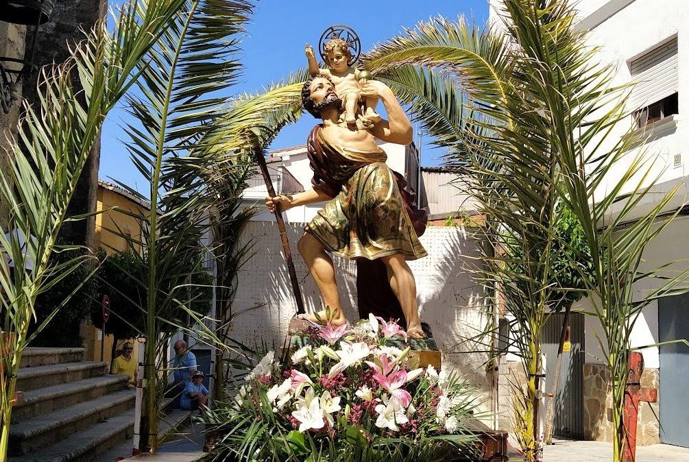 Imagen de San Cristóbal a su llegada a la iglesia de San Miguel.