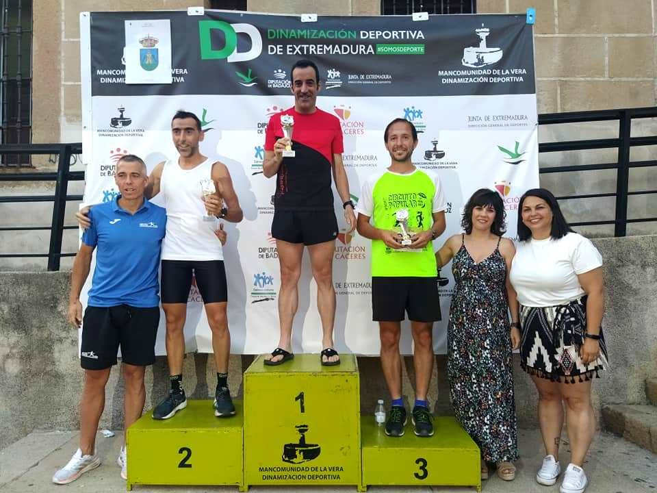 Ángel Luis, en el podio, en la carrera de su pueblo, la de San Cristóbal.