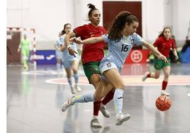 Las selecciones femeninas de España y Portugal de fútbol sala jugando un partido amistoso en el pabellón municipal de deportes de Jaraíz de la Vera.