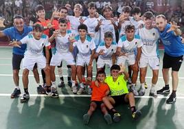 Los jugadores y técnicos celebran el campeonato.