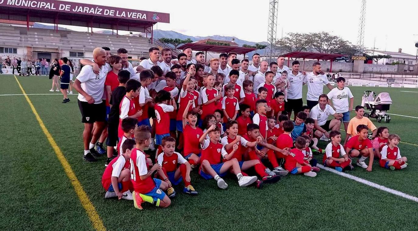 La plantilla del Jaraíz, con los jugadores del equipo absoluto y categorás inferiores celebrando el ascenso a Tercera División