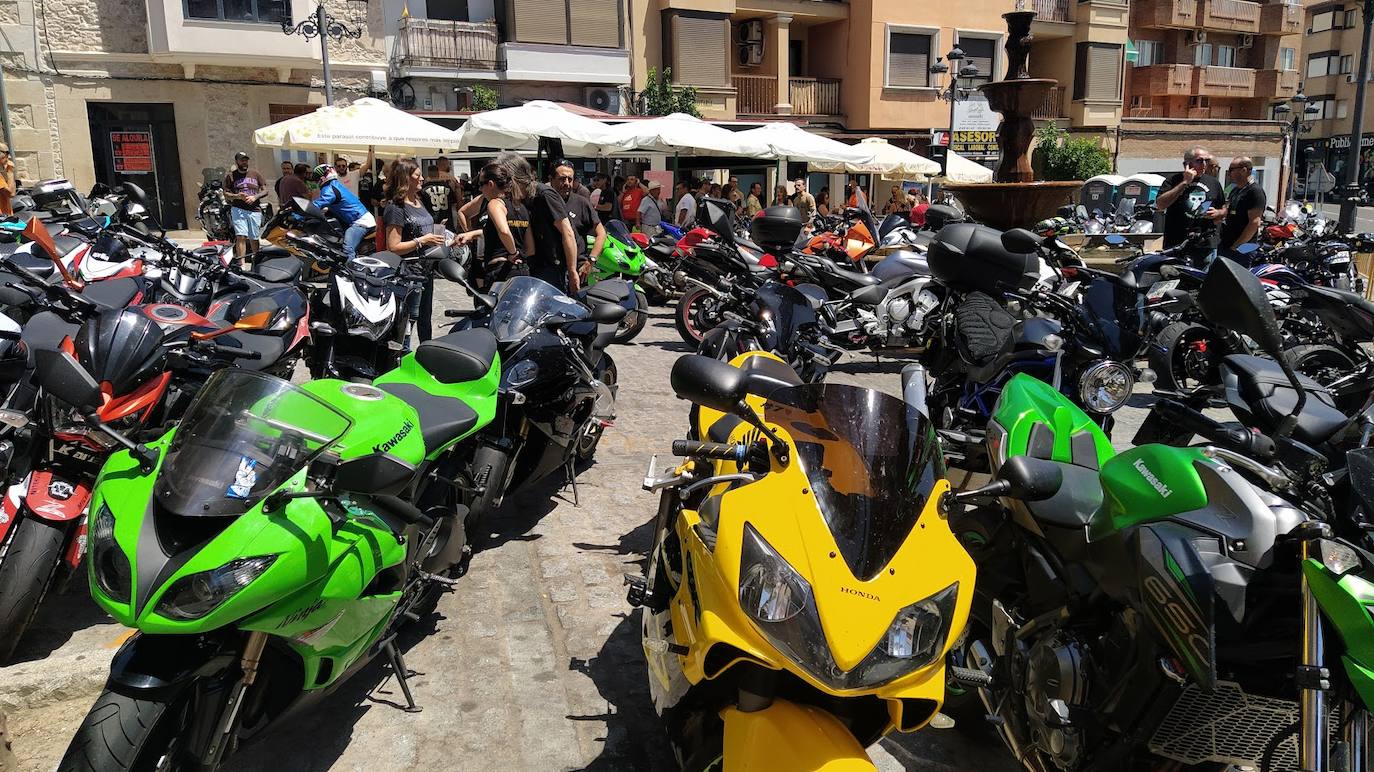 La plaza de Santa Ana, al mediodía, llena de motos.