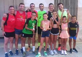 Los atletas jaraiceños participantes en la carrera de Pasarón.