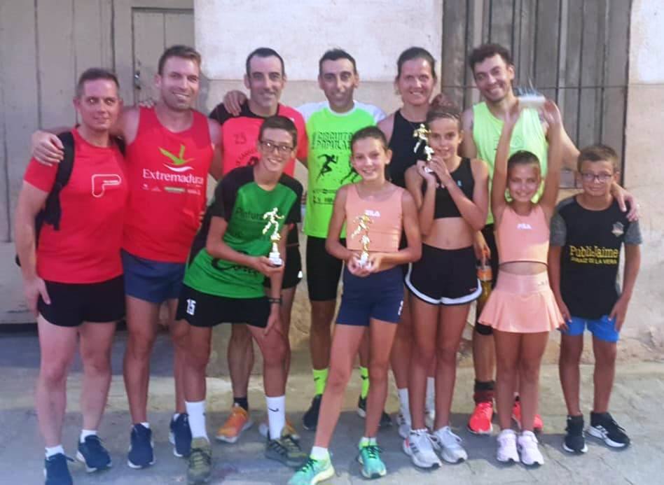 Los atletas jaraiceños participantes en la carrera de Pasarón.