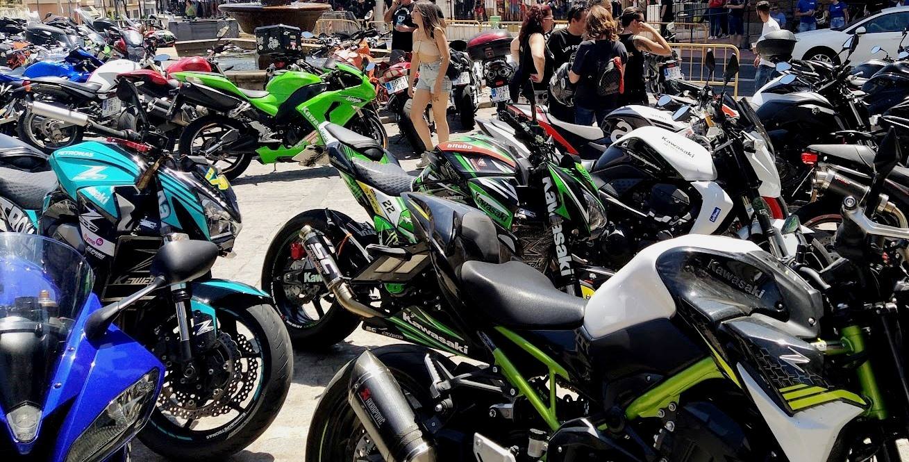 Motos aparcadas en la plaza de Santa Ana, uno de los puntos concurridos de la concentración.