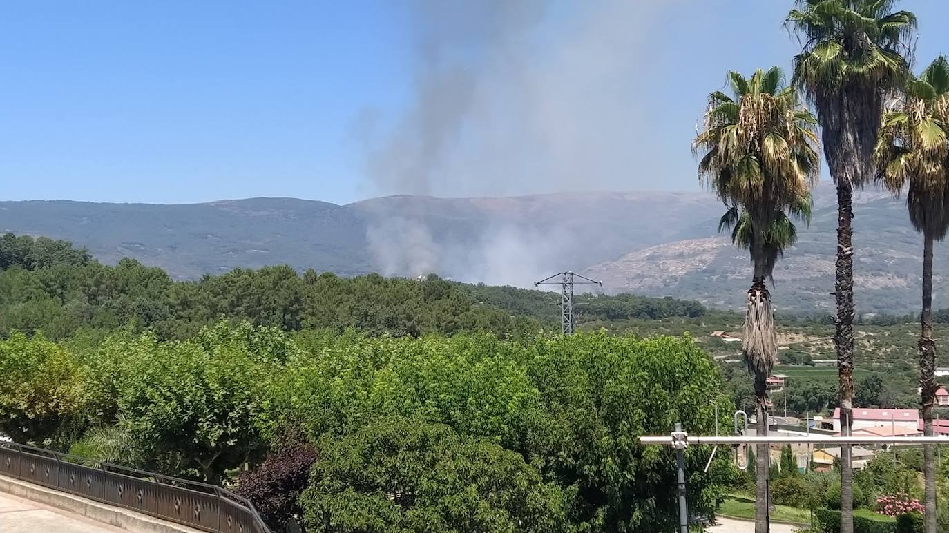 El fuego visto desde el mirador del parque Los Bolos de Jaraíz.