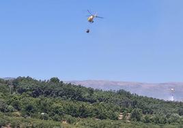 Dos de los tres helicópteros sofocando las llamas. J. B. S.