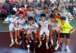Los jugadores jaraiceños con el trofeo de campeones de las 24 horas de fútbol sala de Majadas.