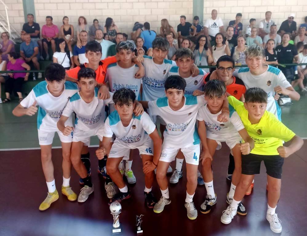 Los jugadores jaraiceños con el trofeo de campeones de las 24 horas de fútbol sala de Majadas.