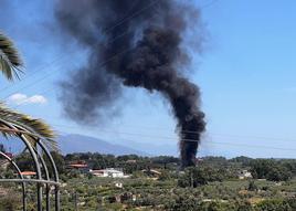 La columna de humo es visible en todo el casco urbano jaraiceño.
