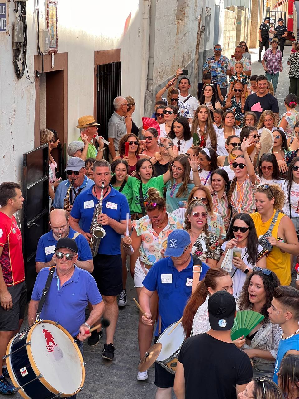La chranga La Alegría animando y llenando de jóvenes el recorrido de los encierros.