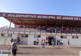 La tribuna norte con cubierta, el ll de agosto, el día de su puesta en servicio.