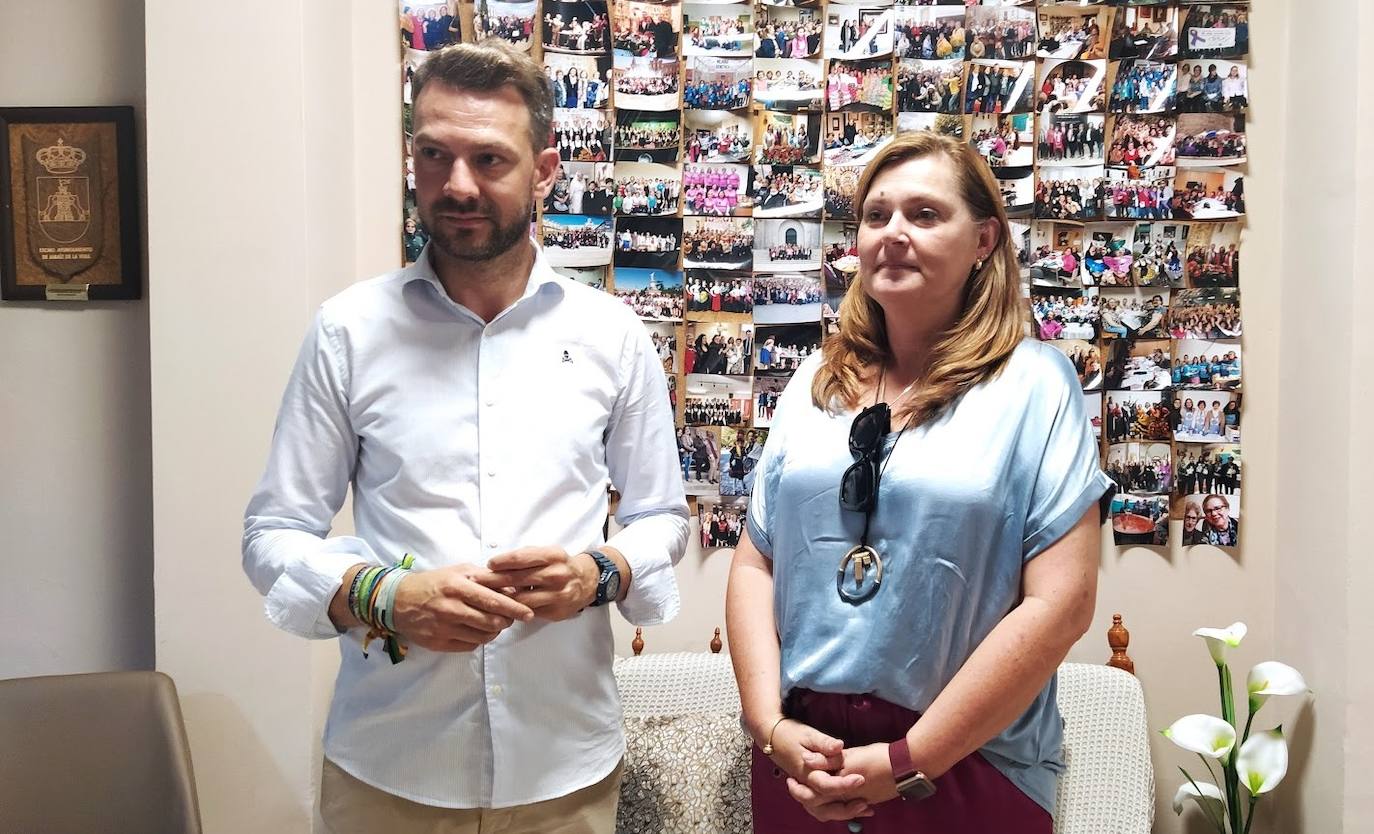 Luis Miguel Núñez y Ángeles Muriel durante su comparecencia ante los medios.