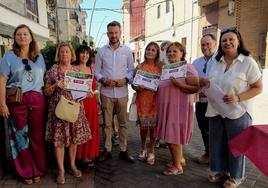 Las premiadas con las autoridades en la entrega de premios.