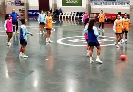 La selección española de fútbol sala entrenando en el pabellón municipal de deportes, una de las modalidades ofertadas.