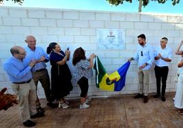 Descubrimiento de la placa en el polideportivo municipal.