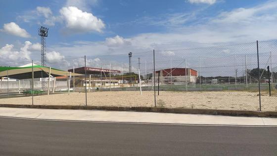 El Ayuntamiento realizará el cerramiento de la pista de vóley playa y unos aseos en el escenario