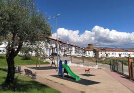 Parque infantil y al fondo la calle Teodoro Herrero.