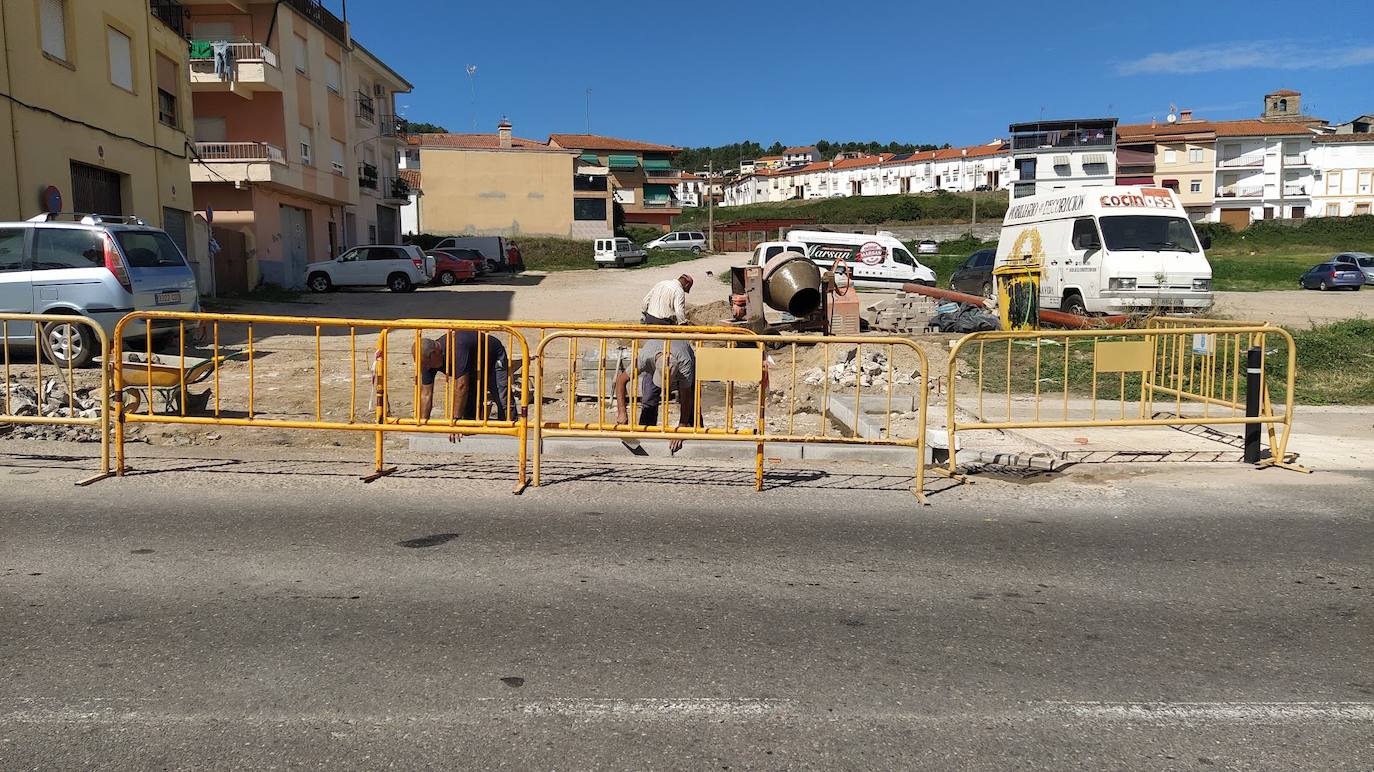 Obras a la entrada del aparcamiento provisional del decampado o antigua pista El Recreo Jaraiceño.
