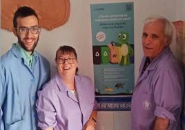 Usuarios de Vera con los cubos de reciclaje o 'Ecobox'.