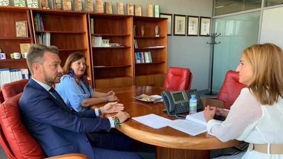 El alcalde se reúne con la secretaria de Educación para hablar del nuevo instituto