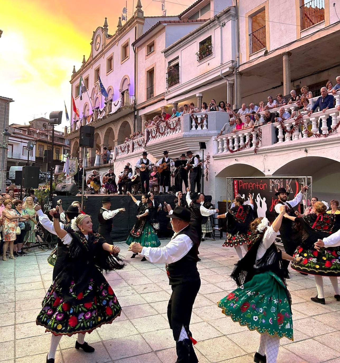 Los Coros y Danzas Los Jarentinos al final de la jornada.