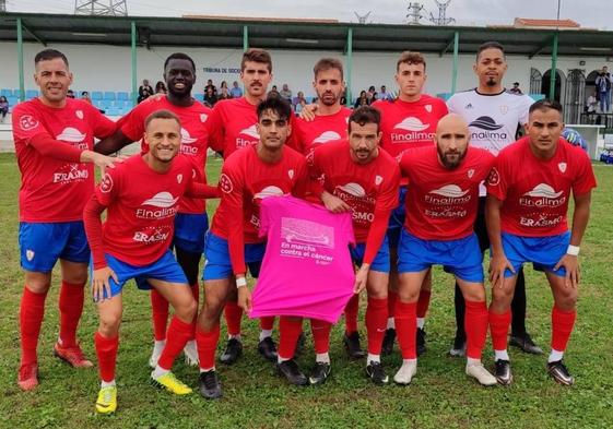 El Jaraíz ehibiendo una camiseta rosa al inicio del partido.