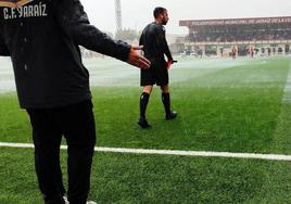 Momento de la suspensión del encuentro por la lluvia.