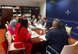 Luis Miguel Núñez, en calidad de diputado provincial, con su grupo en una reunión previa al pleno.