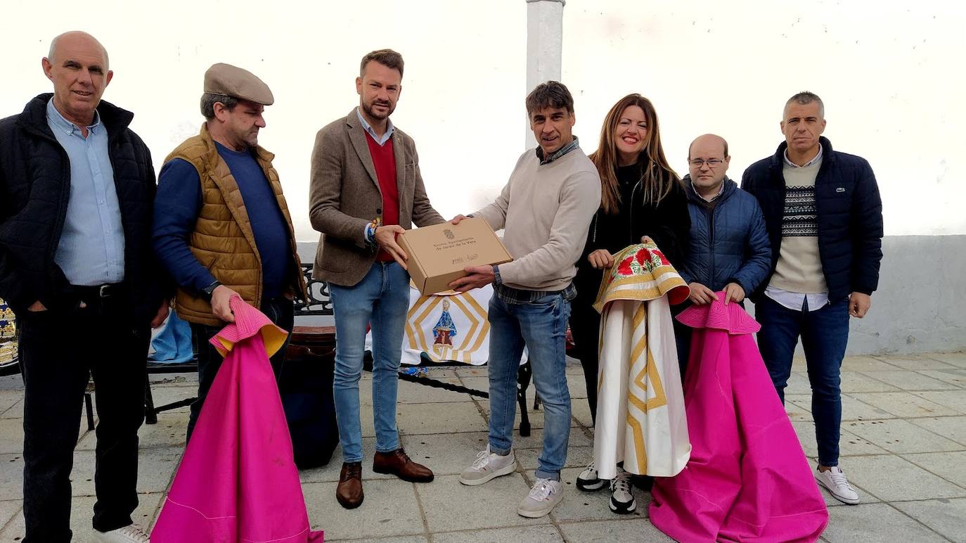 Entrega al diestro por parte del Consistorio de un recuerdo de la localidad.